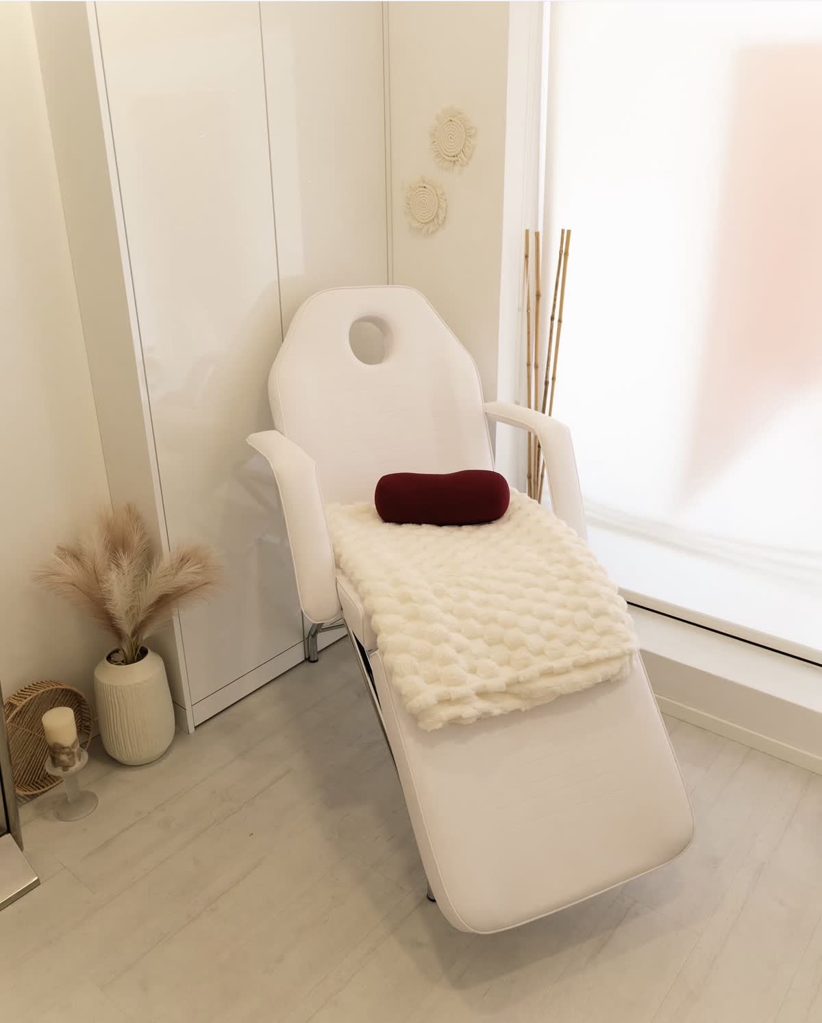 Cabine de estética Diana Ferreira com marquesa branca e luz natural